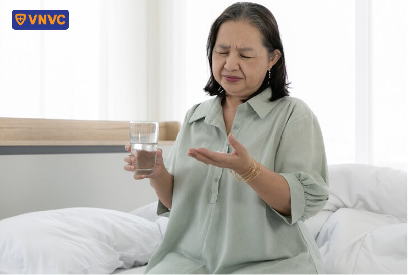 phụ nữ uống thuốc