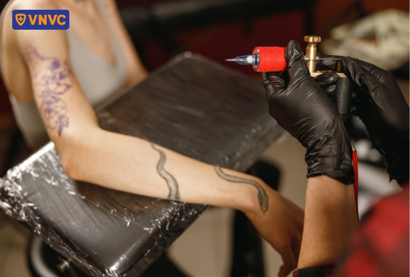 phụ nữ xăm hình thẩm mỹ