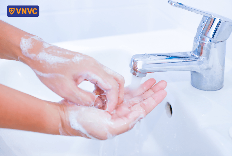 rửa tay sạch sẽ với xà phòng
