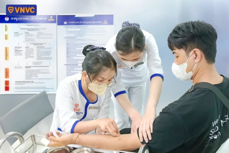 tiêm nhắc lại vắc xin uốn ván