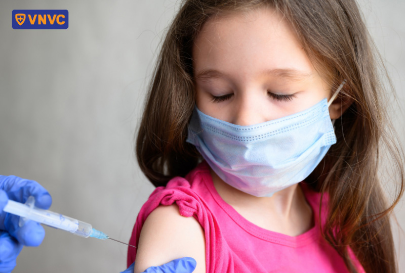 tiêm phòng uốn ván cho bé gái