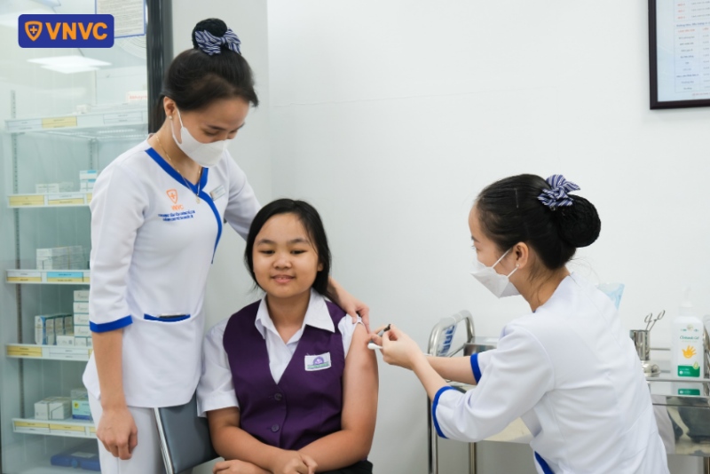 tiêm vắc xin cho bé gái