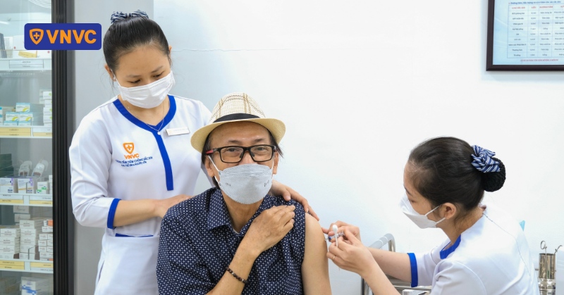 tiêm vắc xin cho người lớn tuổi