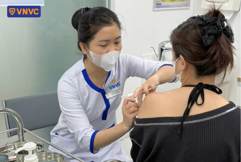 tiêm vắc xin cho phụ nữ