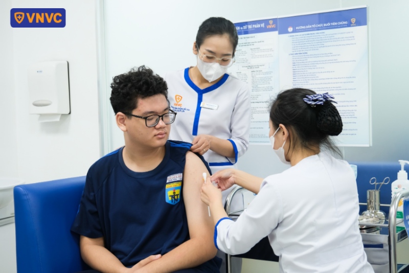 tiêm vắc xin cho thanh thiếu niên
