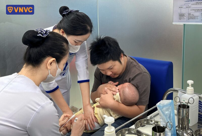tiêm vắc xin cho trẻ sơ sinh
