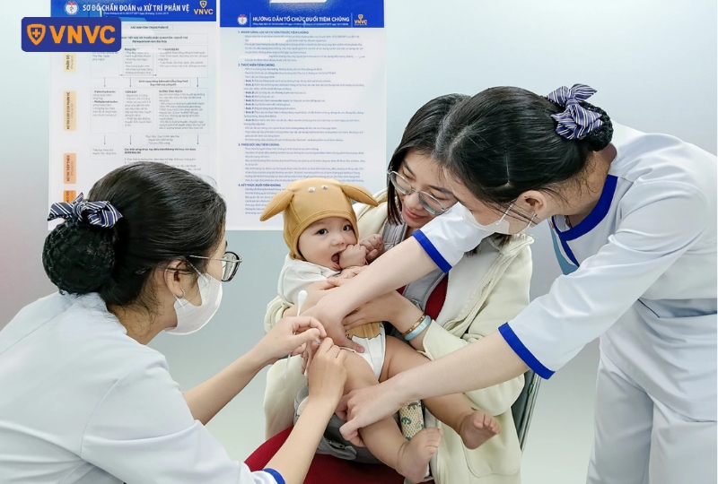 tiêm vắc xin đúng lịch để tạo đủ kháng thể