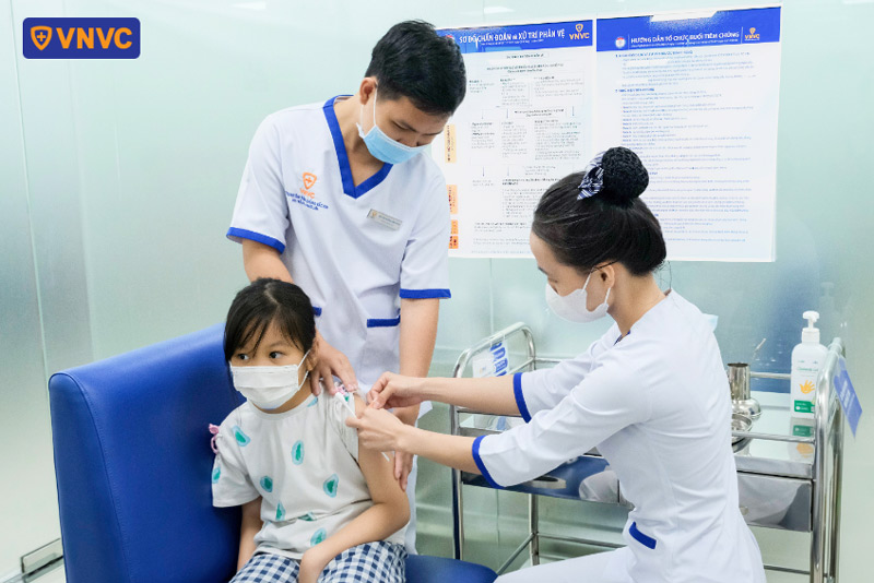 tiêm vắc xin phòng uốn ván cho bé