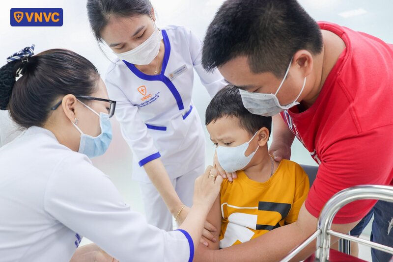 tiêm vaccine cho bé trai