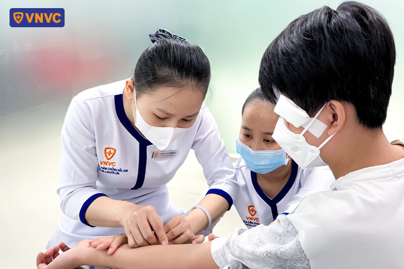 tiêm vaccine phòng uốn ván