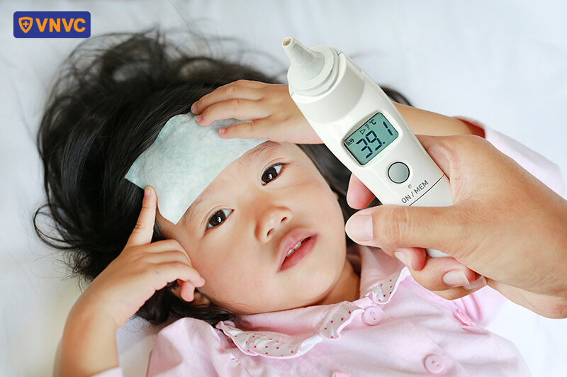 trẻ bị sốt sau tiêm uốn ván
