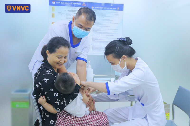 trẻ tiêm vắc xin tại vnvc