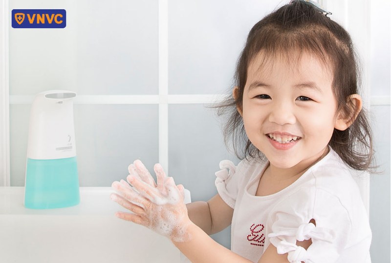 trẻ nhỏ rửa tay