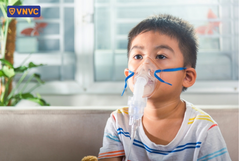 trẻ thở máy oxy