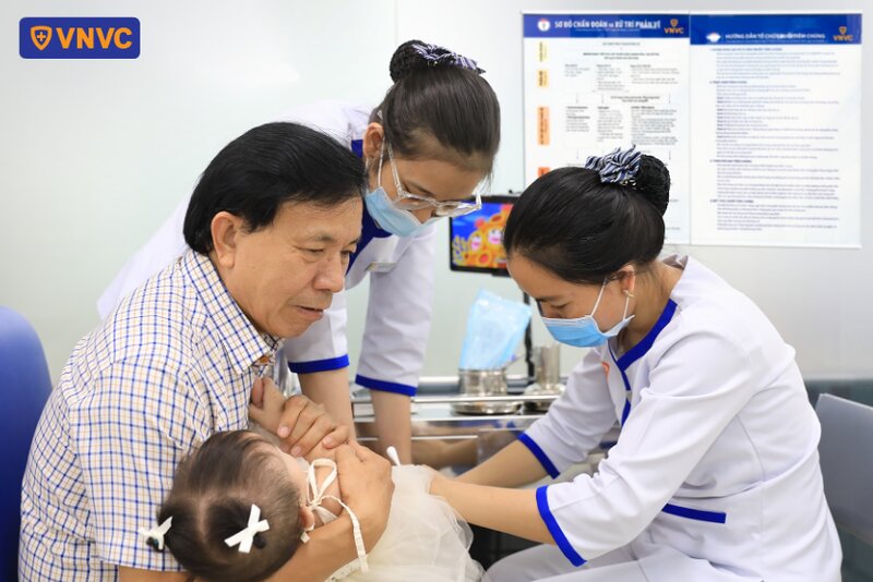 trẻ tiêm uốn ván tại vnvc