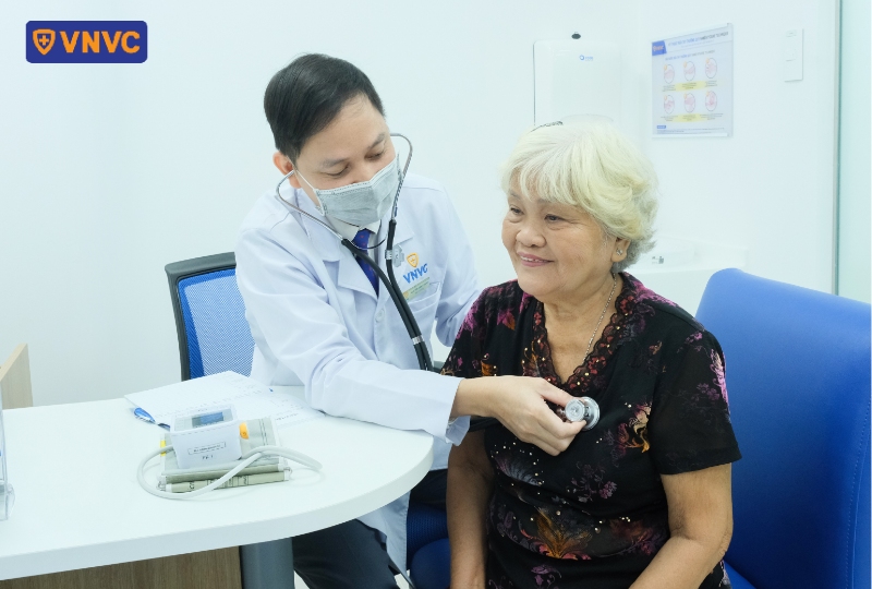 bà trần hoài mỹ tiêm vắc xin