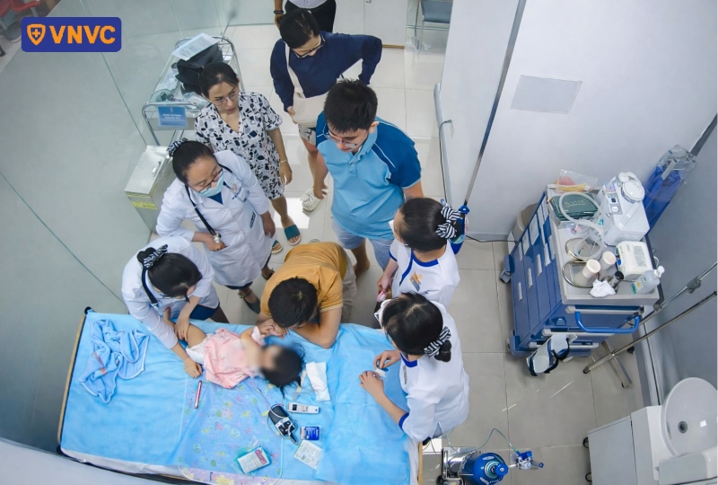 bác sĩ cấp cứu cho em bé