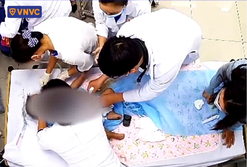 bác sĩ điều trị cho trẻ nhỏ