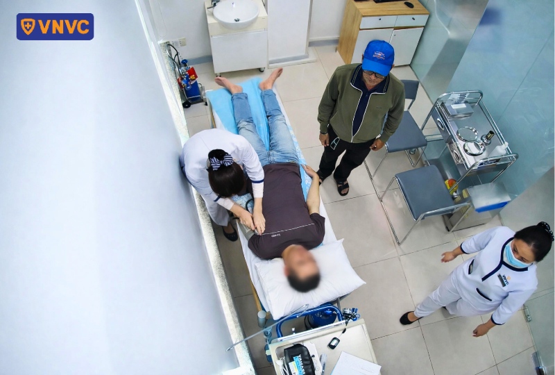 bác sĩ khám bệnh nhân