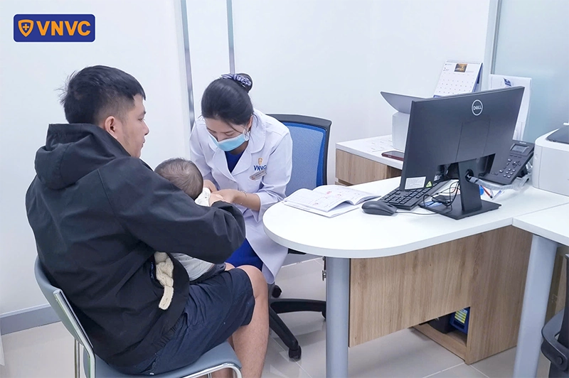 bác sĩ khám sàng lọc cho bé