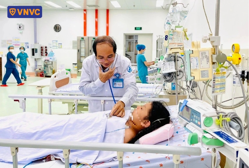 bác sĩ thăm khám cho bệnh nhân