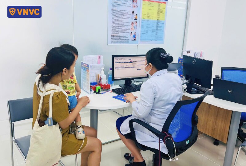 bác sĩ vnvc khám cho trẻ