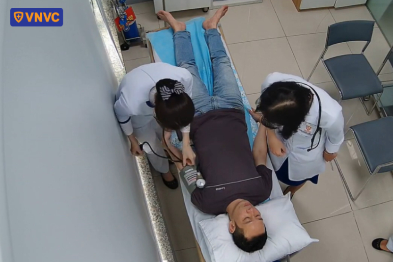 bác sĩ vnvc sơ cứu bệnh nhân đột quỵ