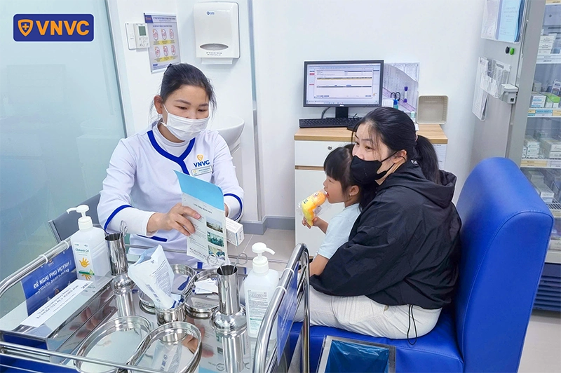 bé đi tiêm ngừa