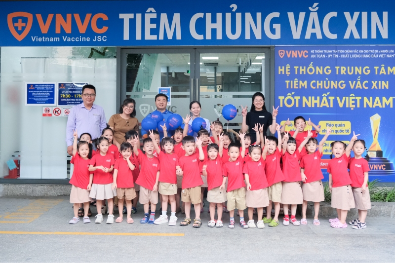 các bé chụp lưu niệm tại vnvc