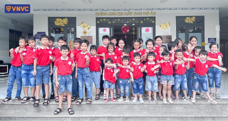 các bé thiếu nhi tiêm vắc xin tại vnvc