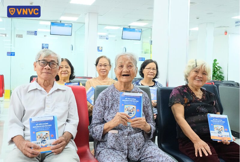 các cụ cao tuổi đi tiêm ở vnvc