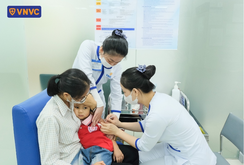 cháu minh quân tiêm vắc xin cúm