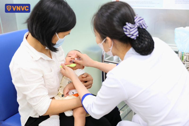 cho trẻ uống vắc xin rota
