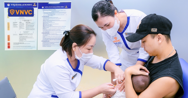 Có nên chờ qua Tết mới tiêm vắc xin không?