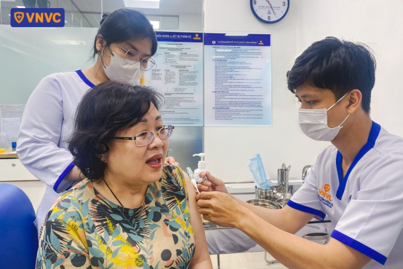 cô quỳnh hoa tiêm tại vnvc