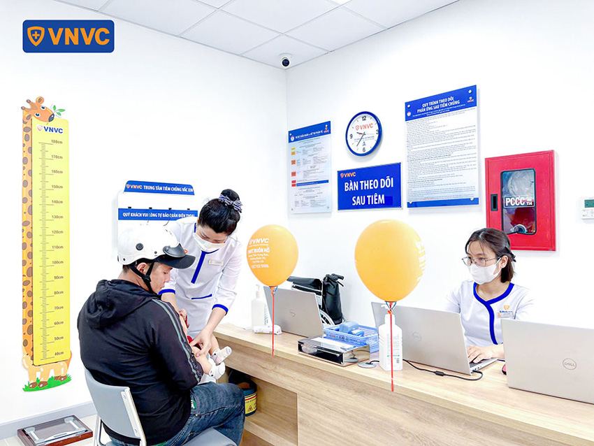 điều dưỡng đo nhiệt độ cho bé