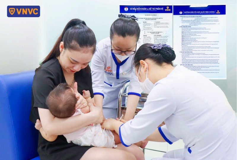 điều dưỡng tiêm vắc xin cho bé