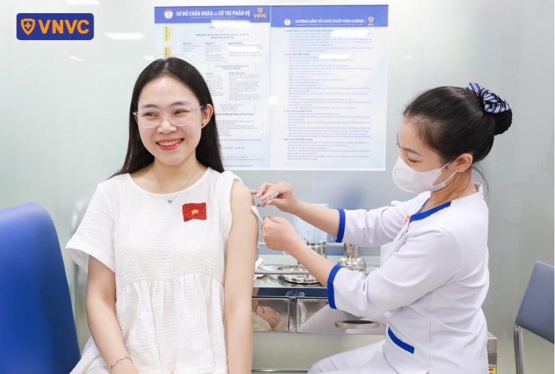 điều dưỡng tiêm vắc xin