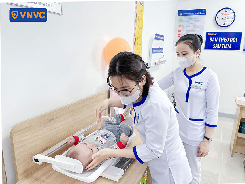 đo cân nặng cho bé