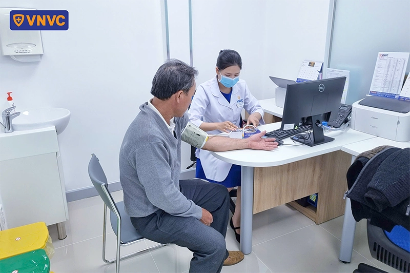 đo huyết áp cho cụ ông