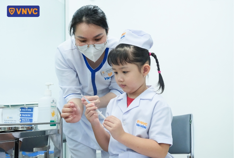 giúp trẻ hiểu đúng về vắc xin