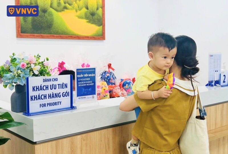 khách đứng ở quầy đăng ký