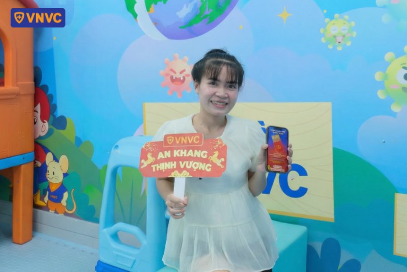 khách hàng tham gia lắc quẻ tại vnvc