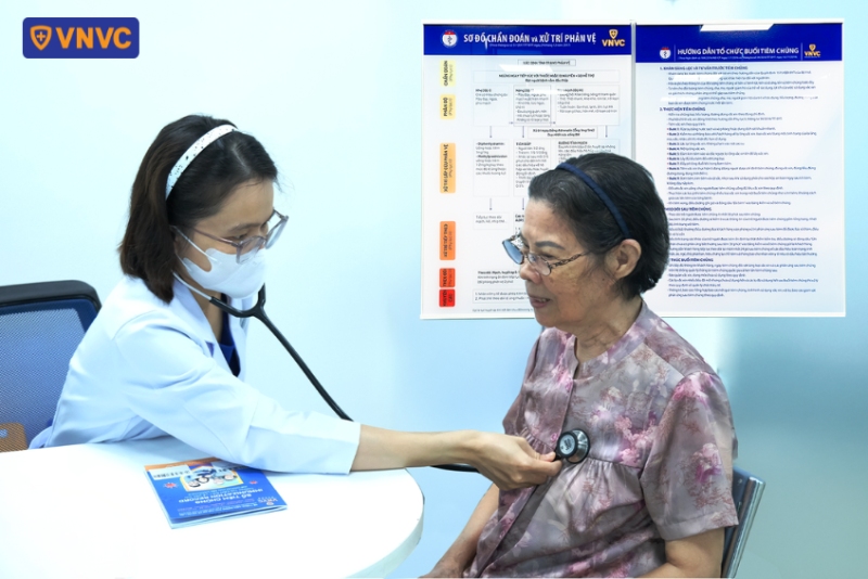 người cao tuổi đến tiêm ở vnvc