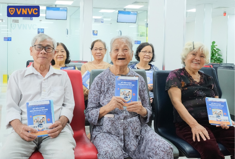 người cao tuổi tiêm vắc xin trước tết