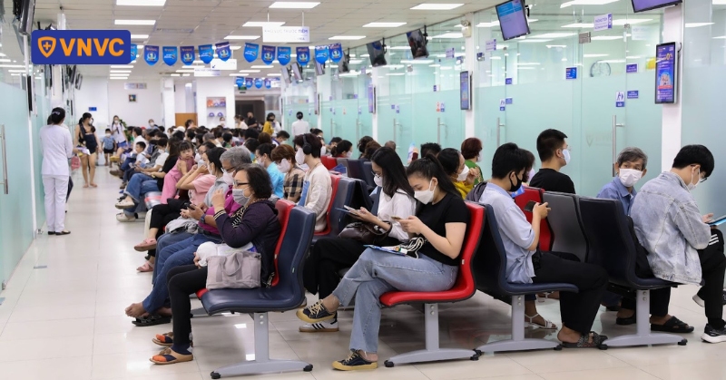 Người dân tăng cường tiêm vắc xin cúm, bảo vệ hô hấp đầu năm