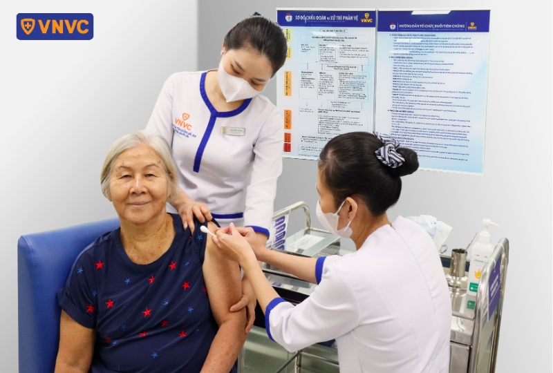 người già tiêm bù mũi tiêm