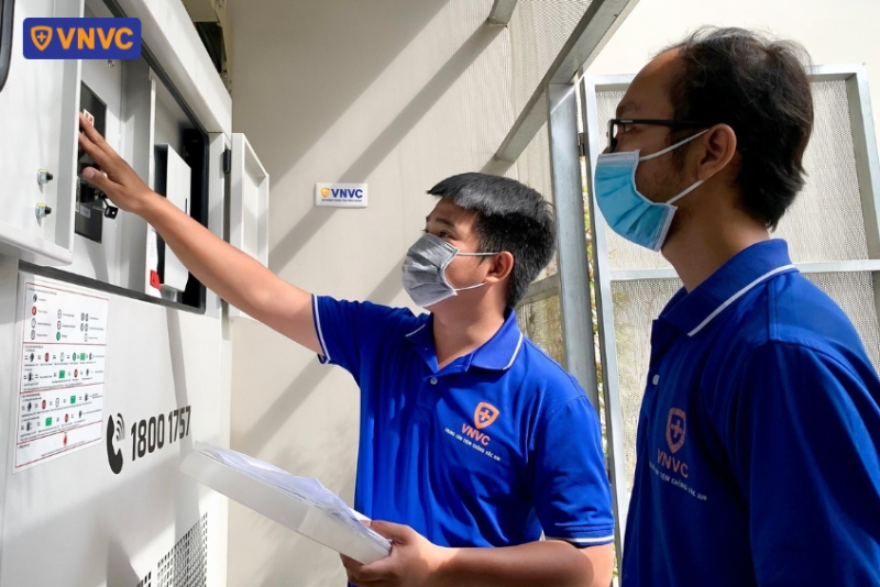 nhân viên kiểm soát điều kiện bảo quản vắc xin