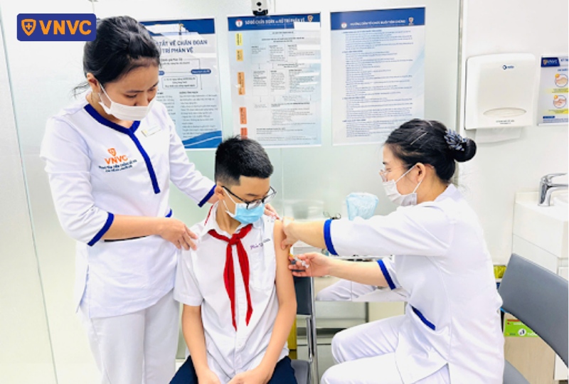 nhân viên y tế vnvc tiêm cho học sinh