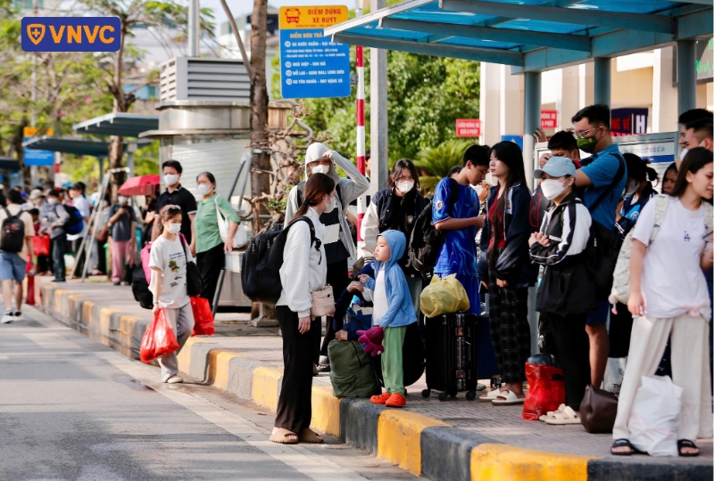 nhiều người chờ xe bus